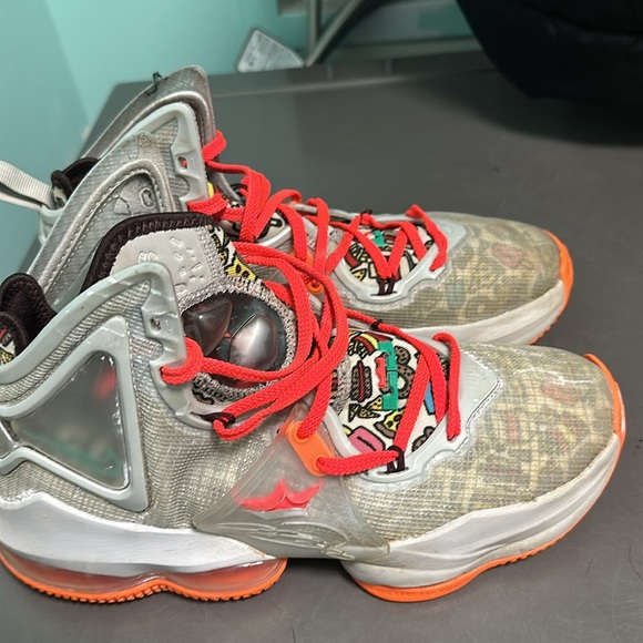LeBron, 19 fast foods are in excellent condition, no wear and tear on the soles - Picture 2 of 3
